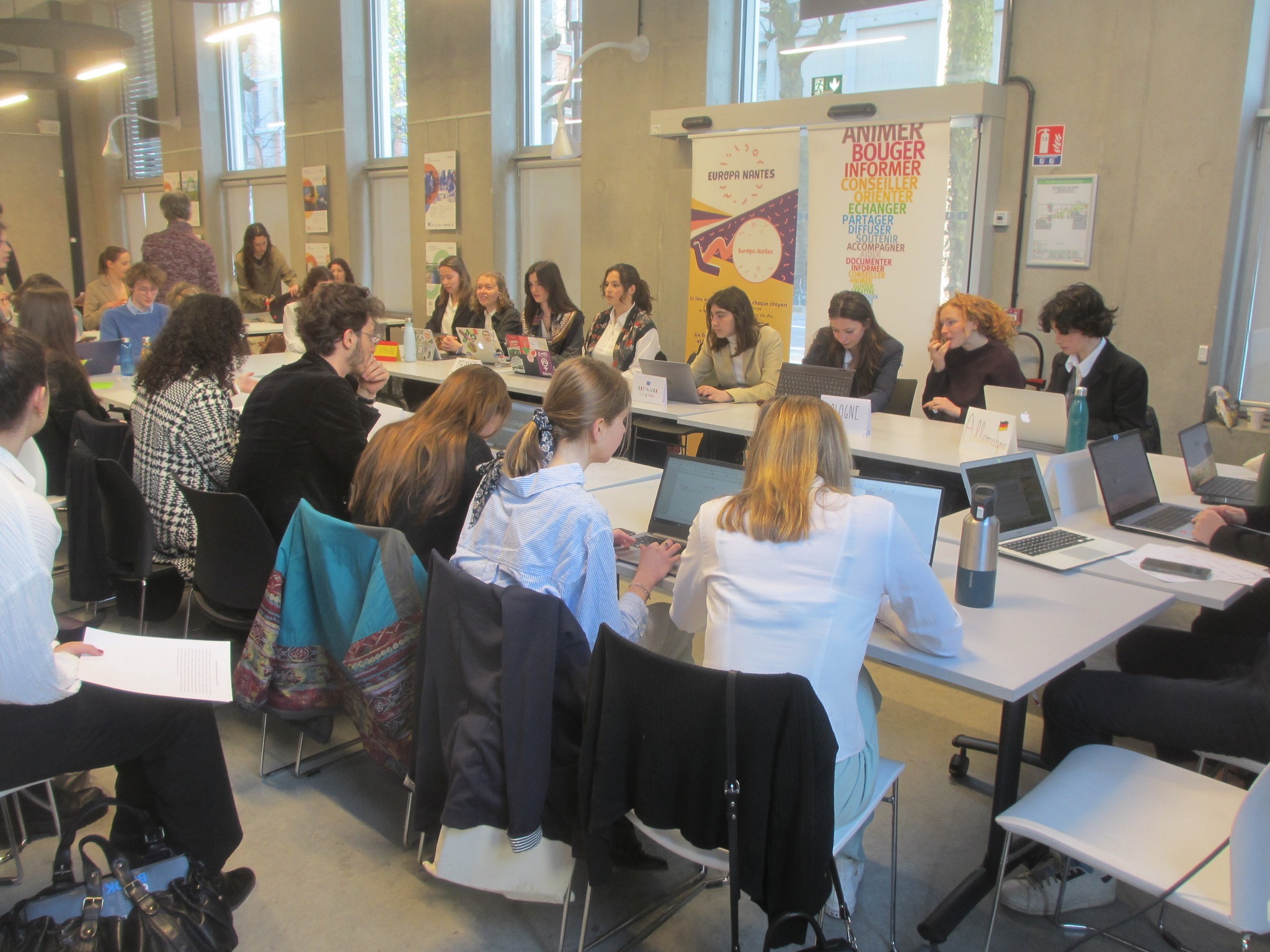 Les étudiants de L3 Parcours Europe pendant la simulation du conseil à la maison de l'Europe